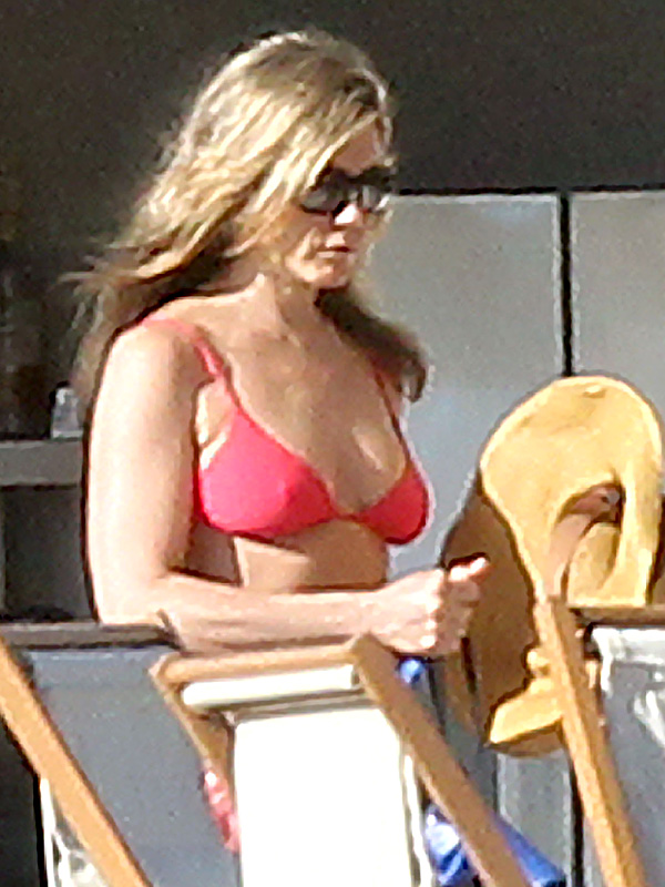 Jennifer-Aniston-Pink-Bikini-Cabo-03.jpg
