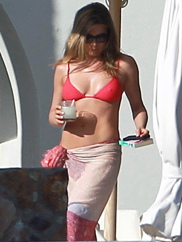 Jennifer-Aniston-Pink-Bikini-Cabo-06.jpg