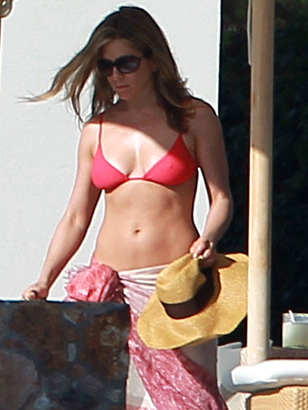 Jennifer-Aniston-Pink-Bikini-Cabo-04.jpg