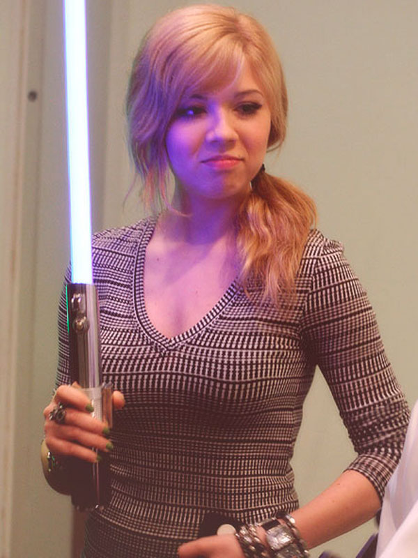 jennette-mccurdy-in-tight-clothes-on-twitter-01.jpg