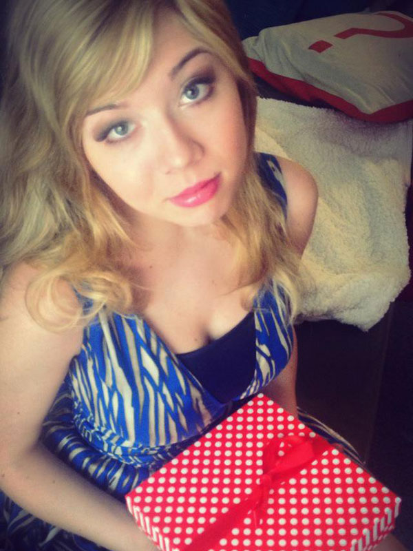 Jennette-mccrudy-shows-cleavage-on-twitter.jpg