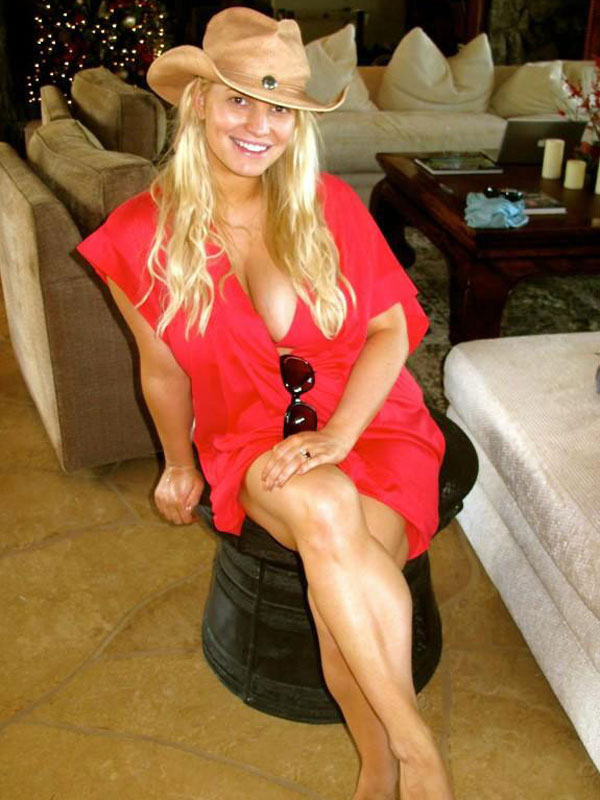 jessica-simpson-shows-a-lot-of-cleavage-on-twitpic.jpg