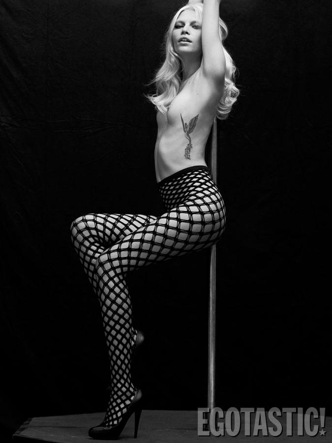 aline-weber-topless-black-and-white-shoot-for-s_n-magazine-winter-2012-02-675x900.jpg