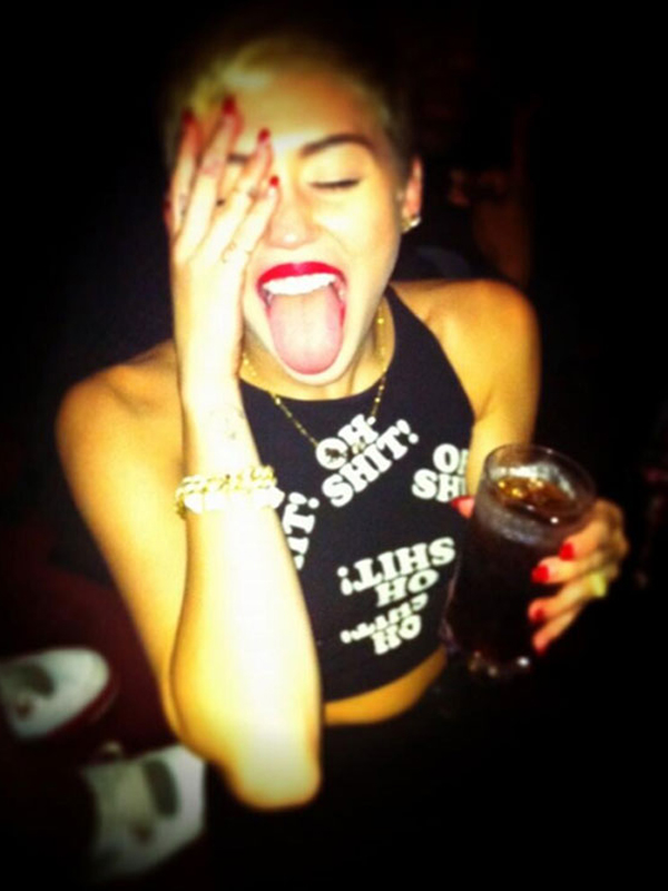 miley-cyrus-stucking-out-her-tongue-twitpic.jpg